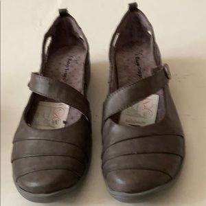 Bare trap shoes nwot